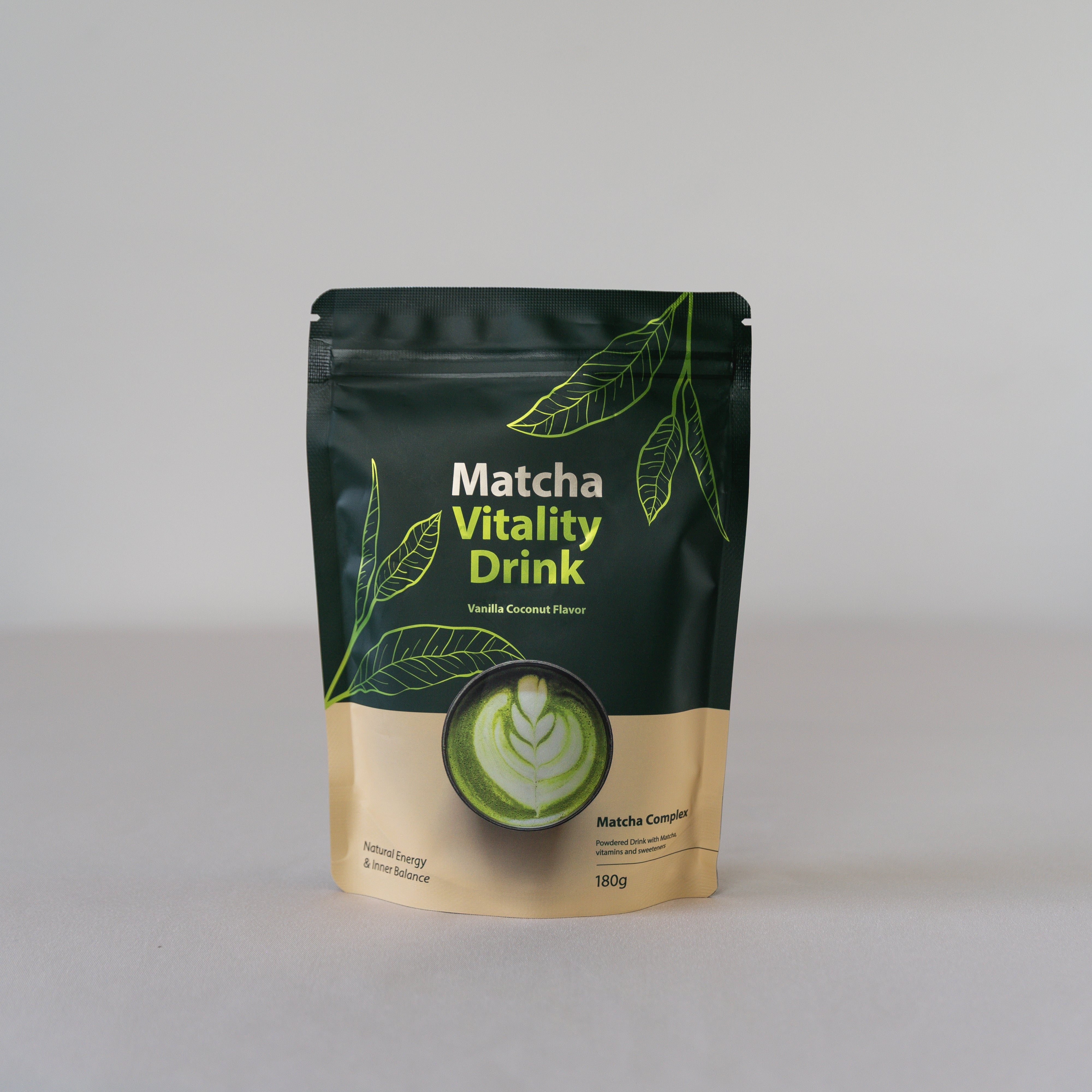 Bio Matcha Vitality Drink 180g Beutel von tigogreen mit Vanille-Kokos Geschmack für Matcha Latte auf grauem Grund.
