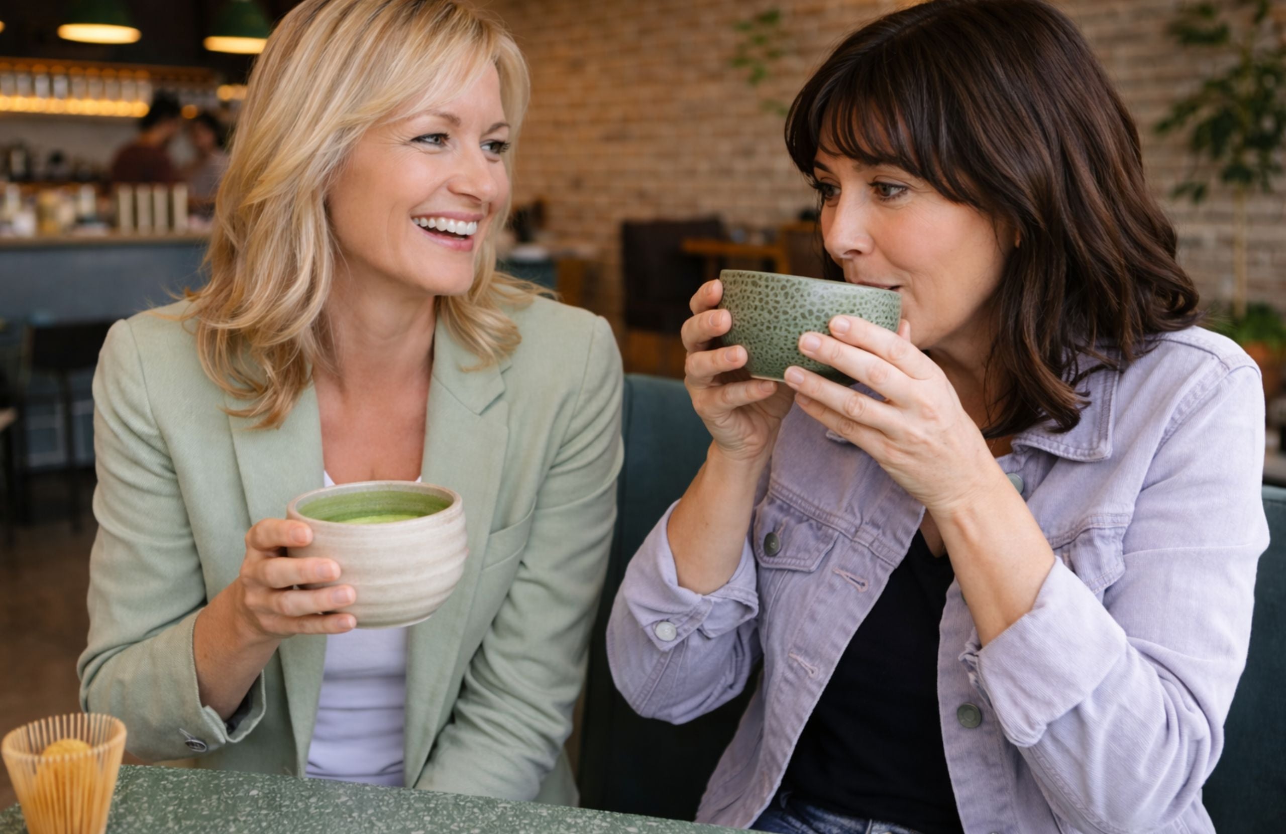 Zwei Frauen trinken Matcha in einem Café